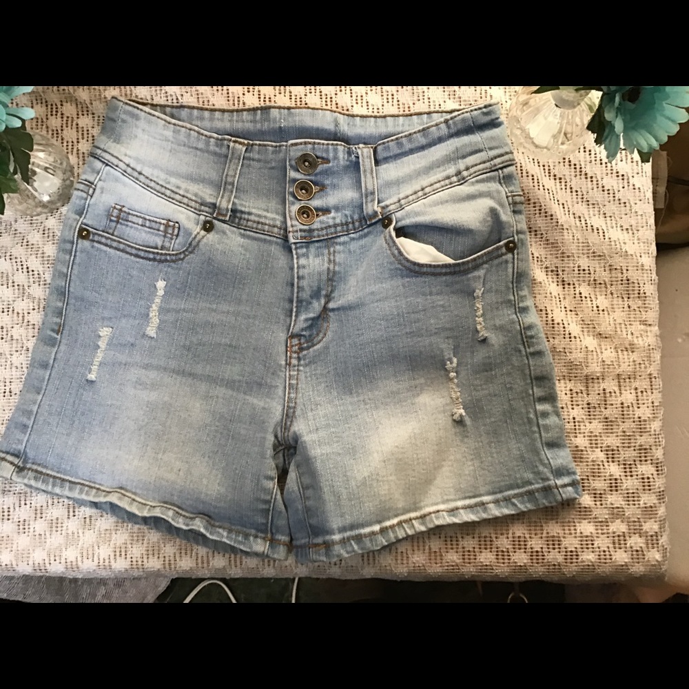 Women’s jeans Medium Wash denim shorts Size 27